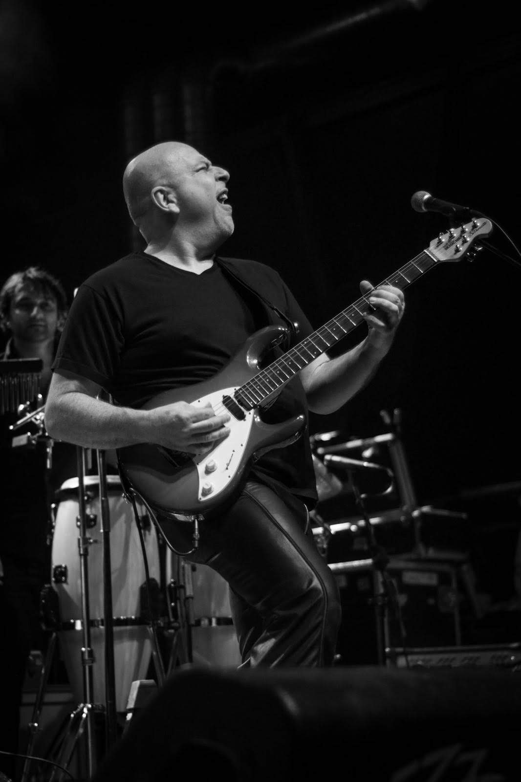 Claudio Galloni sur scène à la guitare électrique
